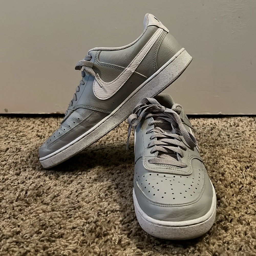 barely used nike sneakers